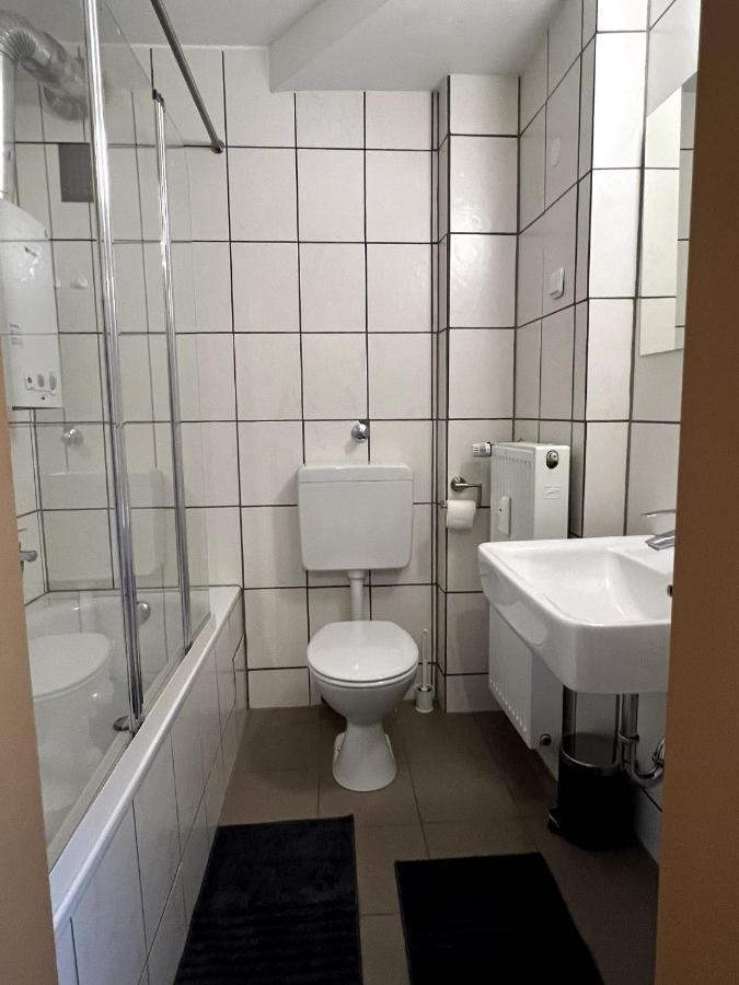 Cosy, Modern 1 Bedroom Apartment Мёнхен-Гладбах Экстерьер фото